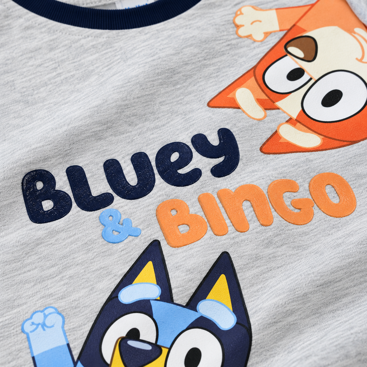 Pijama Bluey y Bingo gris y azul marino — 5-close-up-playera