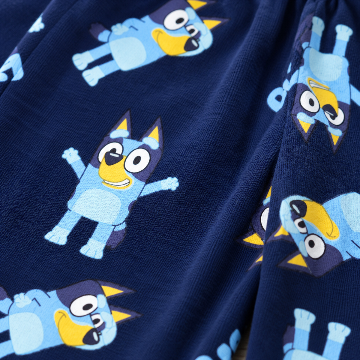 Pijama Bluey y Bingo gris y azul marino — 7-close-up-pantalon