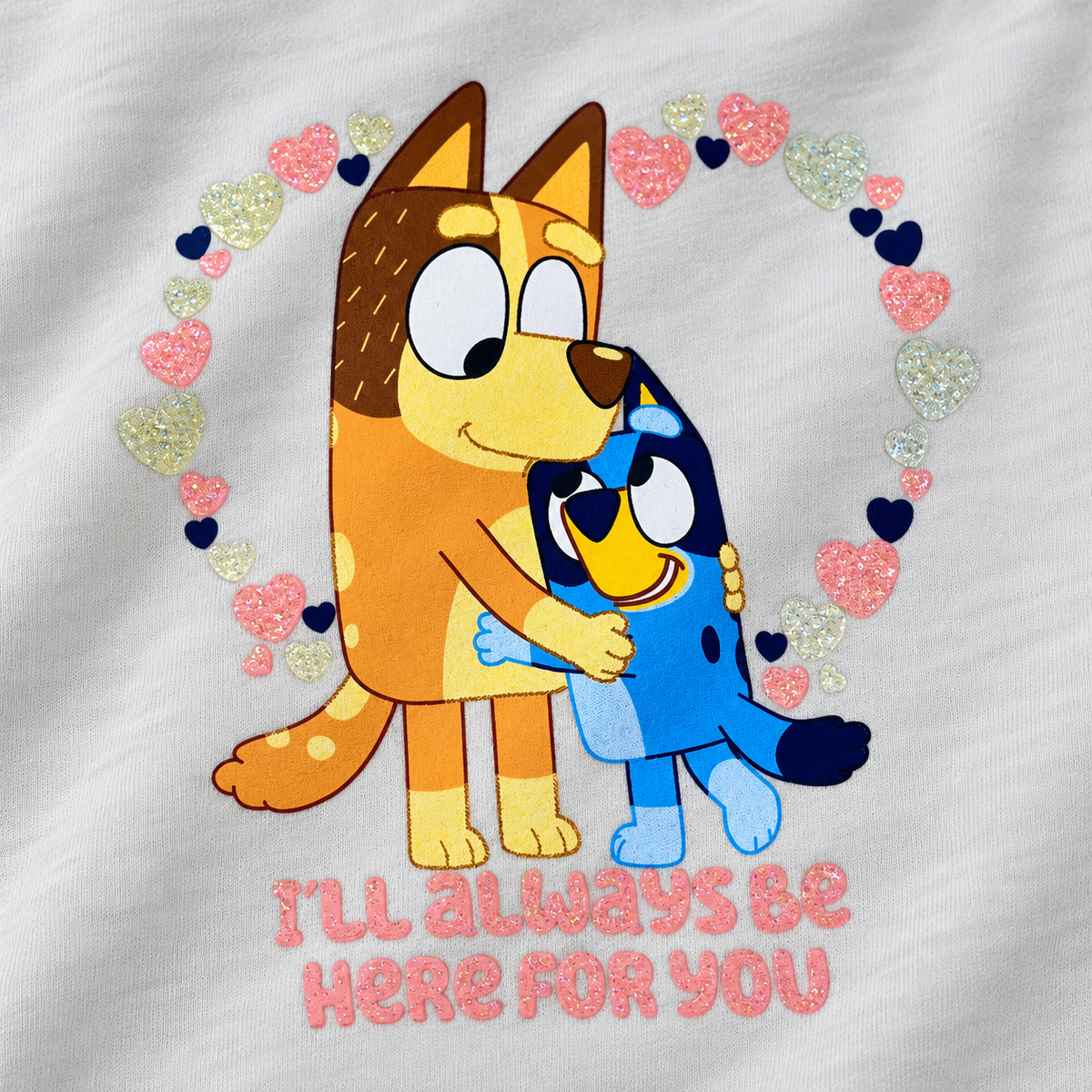 Detalle de la playera del pijama Bluey para bebé